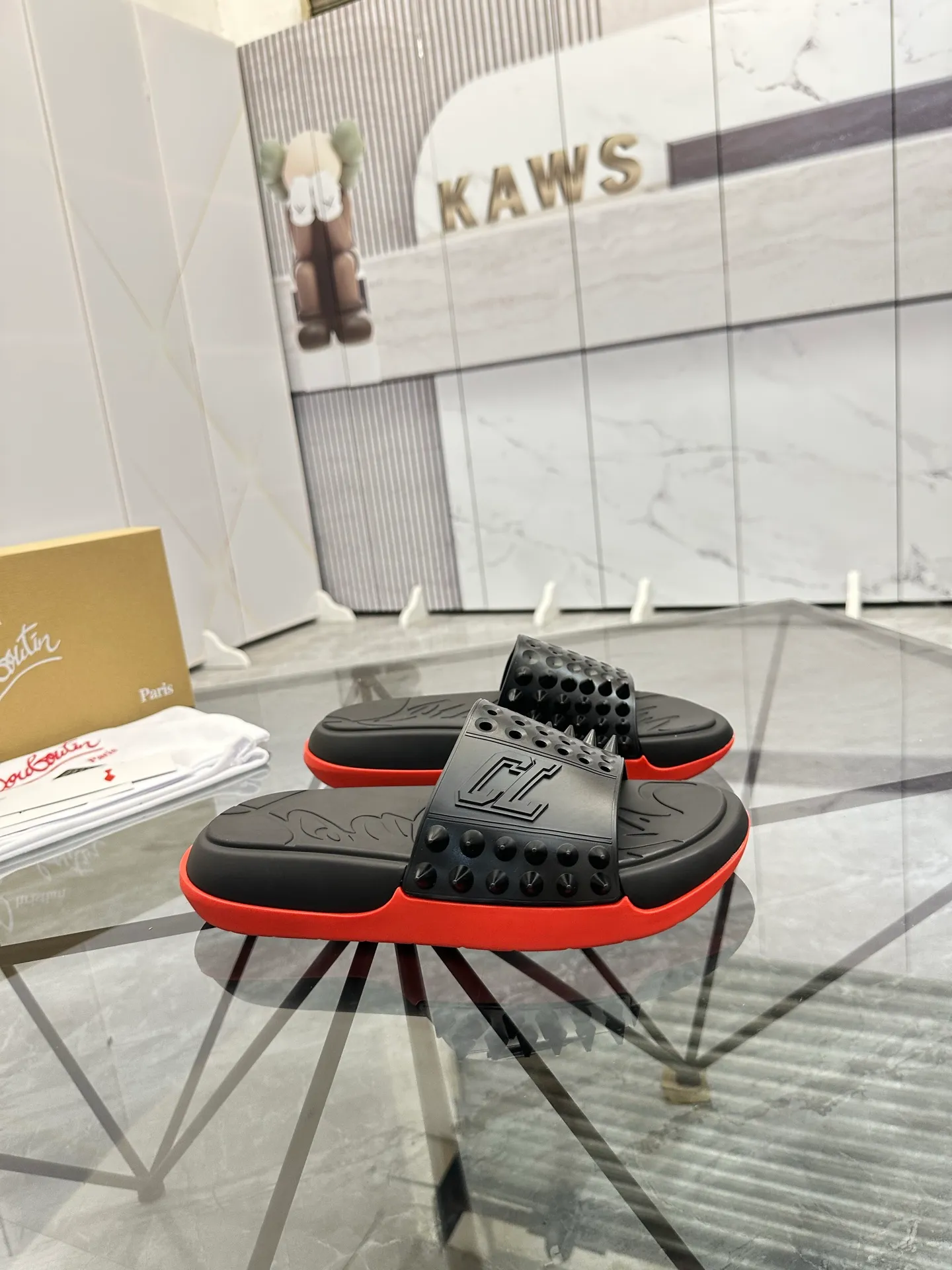 Men's shoes: 💰P300¥ Product trademark: CL red-soled shoes* "CL*" slippers Regular size: 38-44 (men's 45.46 can be customized) Product materials: imported cowhide upper, professional 5D craftsmanship, high-end rivets, sheepskin lining, original outsole. Number: 789